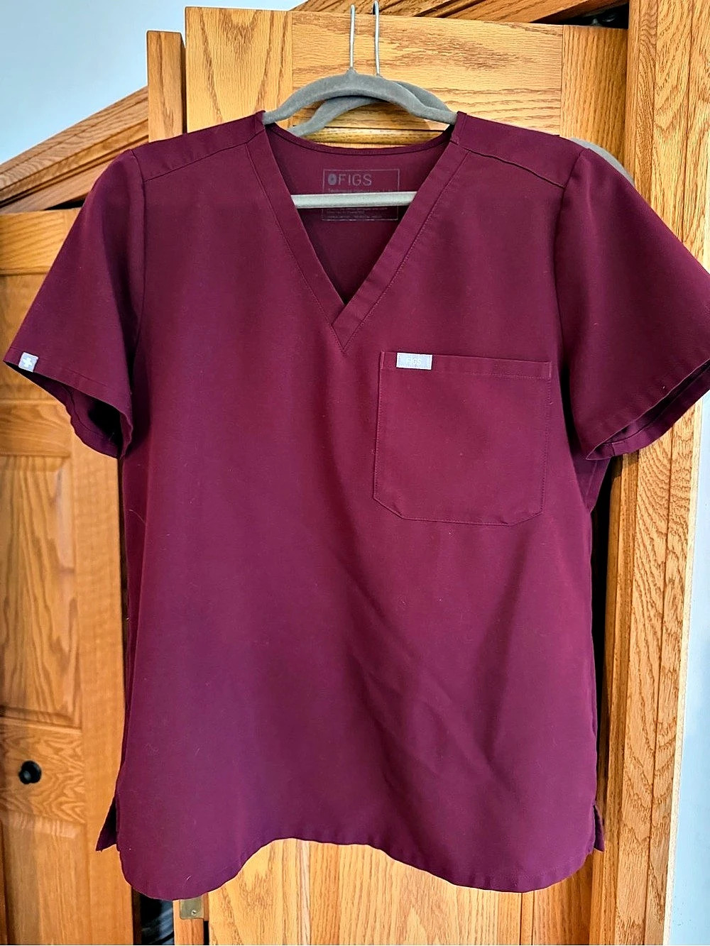 FIGS Short Sleeve Scrub Top in Burgundy Size Medium